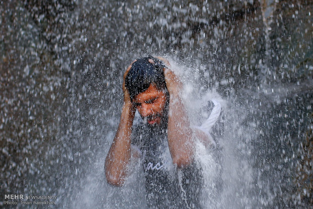 فرار از گرما - حضور مسافران تابستانی در کنار آبشار گنجنامه همدان