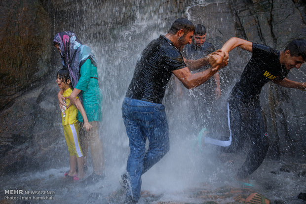 ہمدان میں گرمی سے بچنے کے لئے مسافروں کا آبشار گنجنامہ کا رح