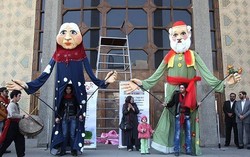 حرکت عروسک‌های غول‌پیکر در خیابان‌های شهر کرمانشاه