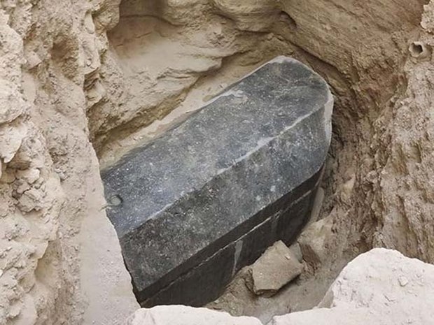 مصر میں 2 ہزار سال قدیم سیاہ پتھر کا بنا ہوا تابوت برآمد