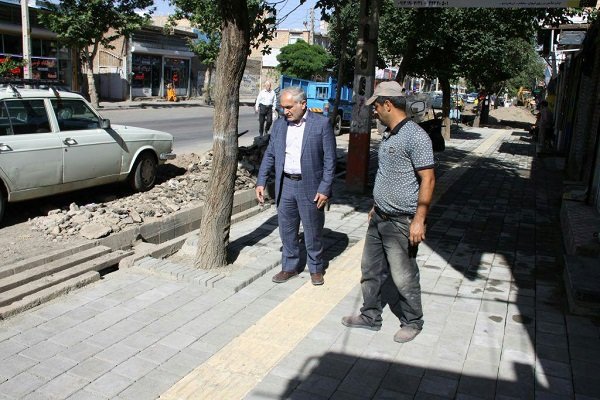 اجرای طرح نوار زرد موزاییکی مخصوص کم بینایان در شهر مرند