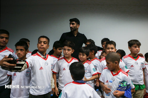 أطفال العمل يشاهدون نهائي مونديال 2018 مع النجم الايراني لكرة القدم "بيرانوند"