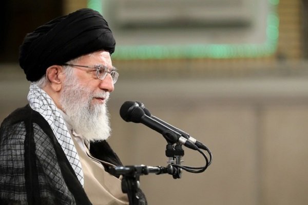 قائد الثورة: شهداء الدفاع المقدس لم يسمحوا في أن تعود إيران إلى مربع سلطة الاستكبار