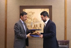 ICT Minister Mohammad Javad Azari Jahromi (R) and Imam Khomeini Relief Foundation’s Director Parviz Fattah sign an agreement on Monday 