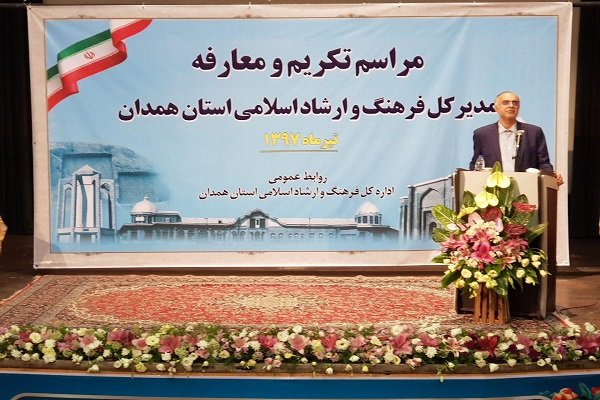 فرهنگ نباید بار سیاست را به دوش بکشد 