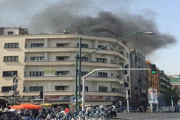 آتش سوزی دریک ساختمان تجاری در چهارراه ولیعصر