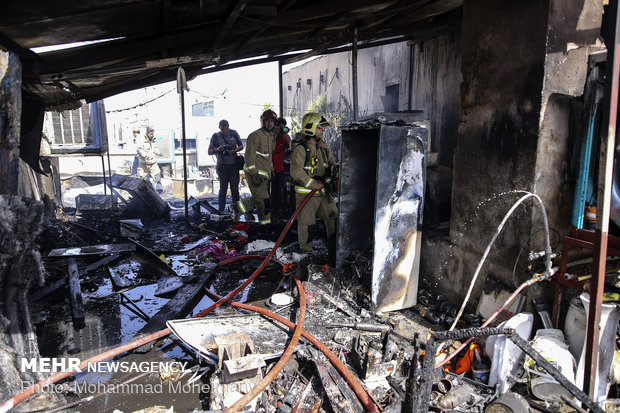 آتش سوزی در تولیدی لباس چهارراه ولیعصر