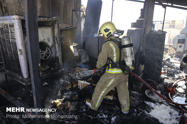 آتش سوزی در تولیدی لباس چهارراه ولیعصر