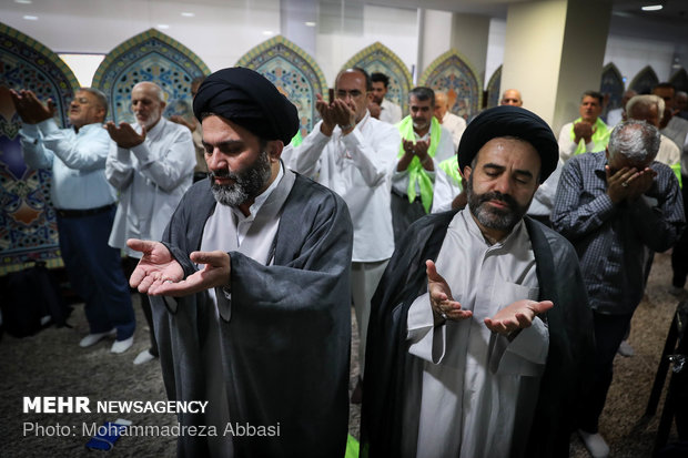 الايرانيون يودعون القافلة الأولى من الحجاج المتجهة نحو الديار المقدسة 