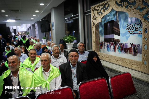 الايرانيون يودعون القافلة الأولى من الحجاج المتجهة نحو الديار المقدسة 