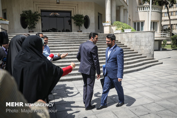 اعضای هیات دولت در جمع خبرنگاران