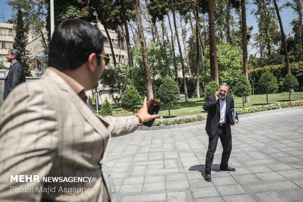 اعضای هیات دولت در جمع خبرنگاران