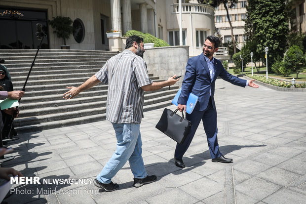 اعضای هیات دولت در جمع خبرنگاران
