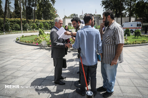 اعضای هیات دولت در جمع خبرنگاران