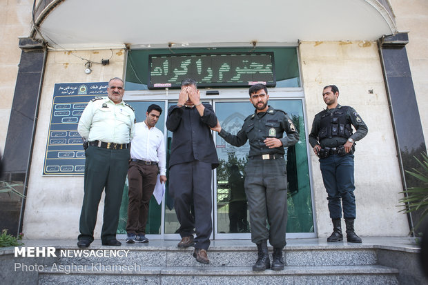 ایرانی پولیس نے بینک لوٹتے ہوئے مسلح ڈاکو کر گرفتار کرلیا