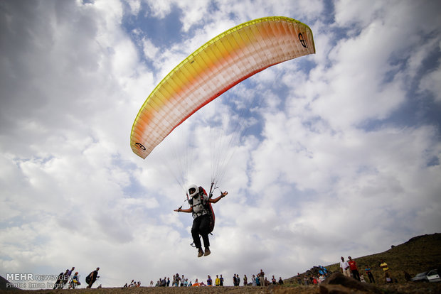Hamedan Province hosts national paragliding competitions