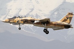 F14 fighter jet crashes in Isfahan: Iran Army (+VIDEO)