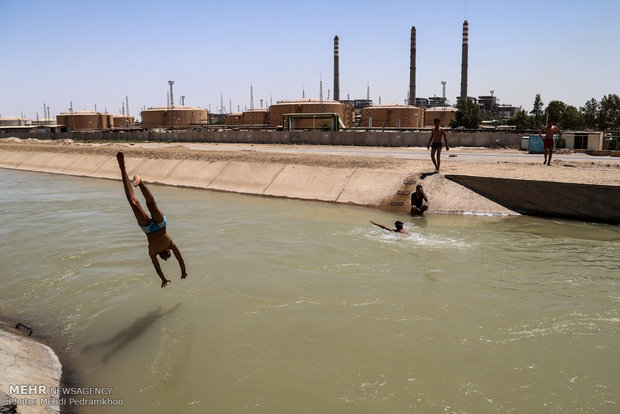 شنا در کانال آبیاری کشاورزی برای فرار از گرما