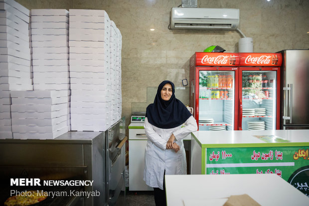 سمانه طباطبایی اصل مدیر فست فود