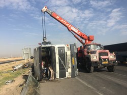 واژگونی تریلر در محور اراک - بروجرد یک فوتی برجای گذاشت