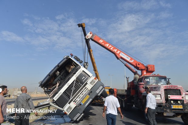 واژگونی تريلی اسكانيا به علت خواب آلودگی در آبيک قزوين