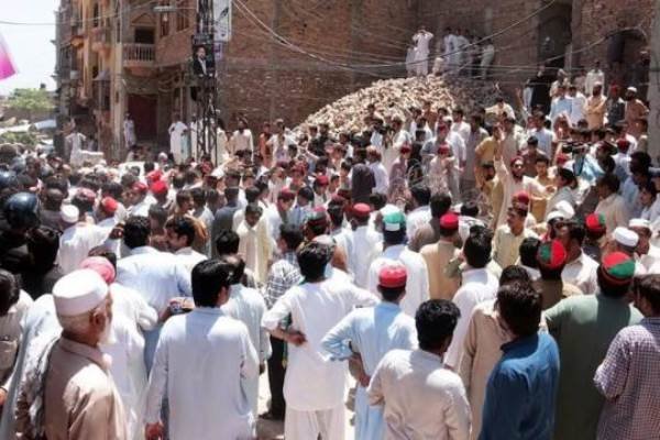 پاکستان کے علاقہ ساہیوال میں مسلم لیگ نون اورتحریک انصاف کے کارکنوں میں تصادم
