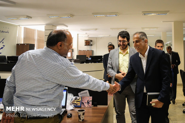 Head of Iranian Space Agency tours Mehr News HQ