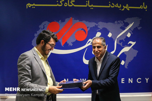 Head of Iranian Space Agency tours Mehr News HQ
