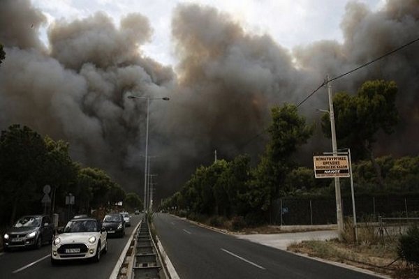 اليونان تحترق والحكومة تعلن حالة الطوارئ وتستغيث بالدول الاوروبية