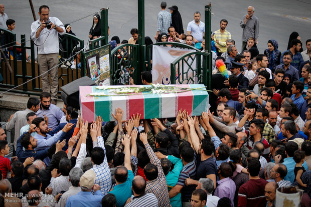استقبال از دو شهید گمنام عملیات رمضان با حضور خادمان حرم رضوی در همدان