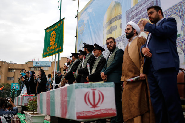 استقبال از دو شهید گمنام عملیات رمضان با حضور خادمان حرم رضوی در همدان