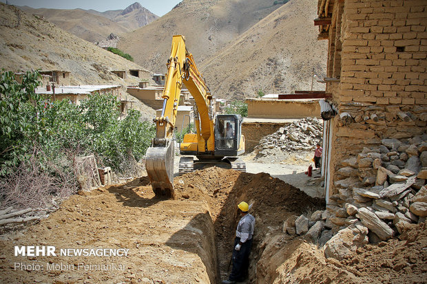 خدمت رسانی در روستاها و مناطق صعب العبور نیاز به عزم جهادی دارد