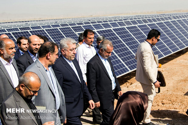 Energy minister opens 10 MW solar farm in Yazd