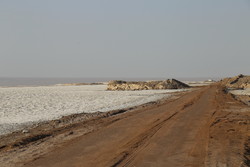 چهارهزارو۵۵۰میلیاردریال هزینه ساخت راه دسترسی دریاچه نمک ازقم/عدم همکاری شورای یک روستابرای ساخت راه