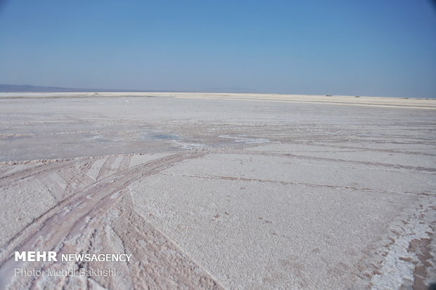 Drying Hoz Soltan Salt Lake in Qom prov.