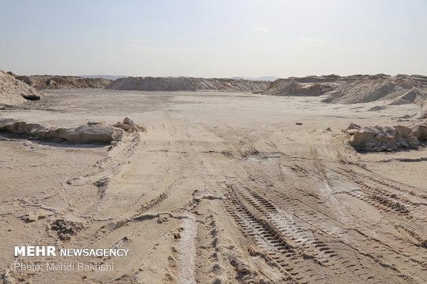 Drying Hoz Soltan Salt Lake in Qom prov.