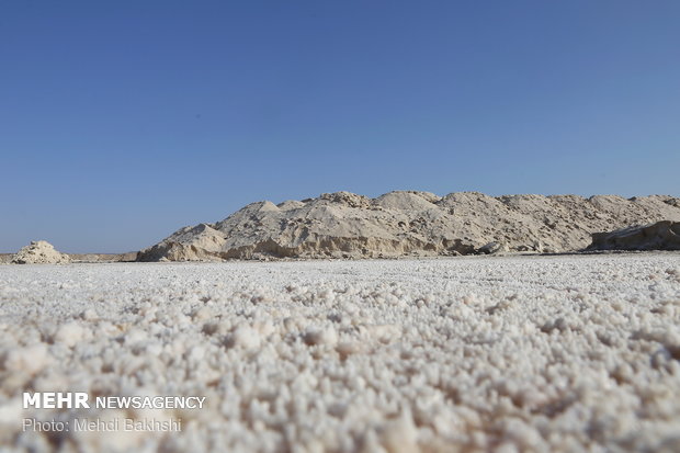 Drying Hoz Soltan Salt Lake in Qom prov.