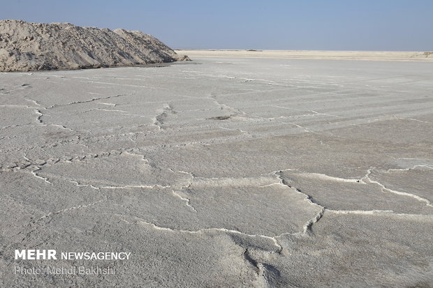 Drying Hoz Soltan Salt Lake in Qom prov.