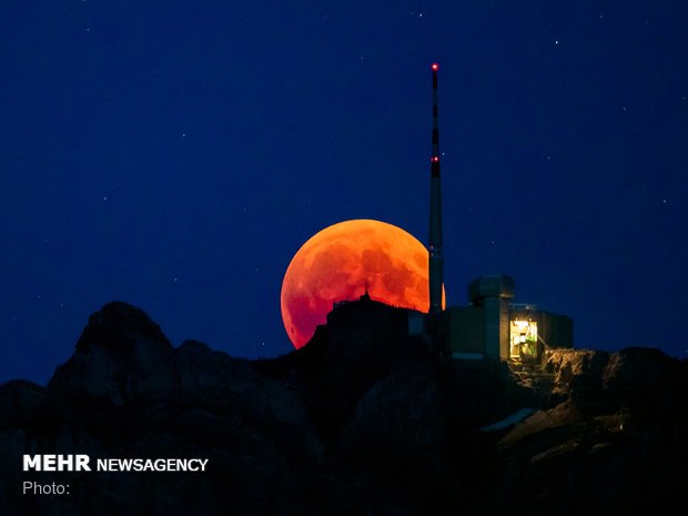 دنیا میں طویل ترین چاند گرہن کی تصویریں