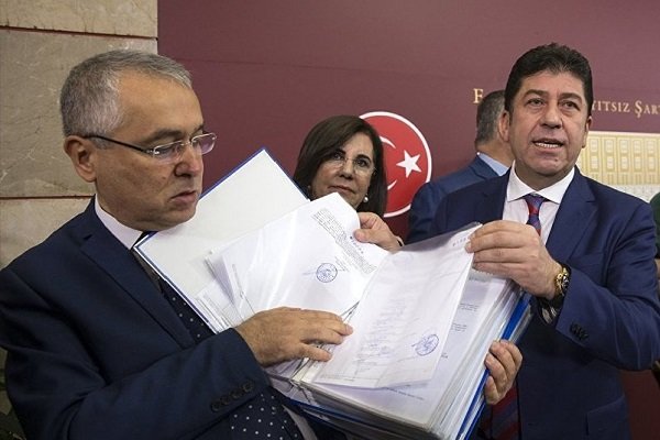 CHP'de olağanüstü kurultay için imzalarda son gün