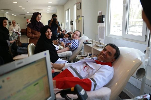رئیس جمعیت هلال احمر خون اهدا کرد