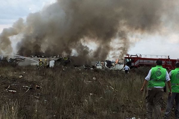 میکسیکو میں مسافر طیارہ گر کر تباہ/ 85 افراد زخمی