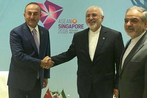 Zarif ile Cavuşoğlu Singapur’da bir araya geldi