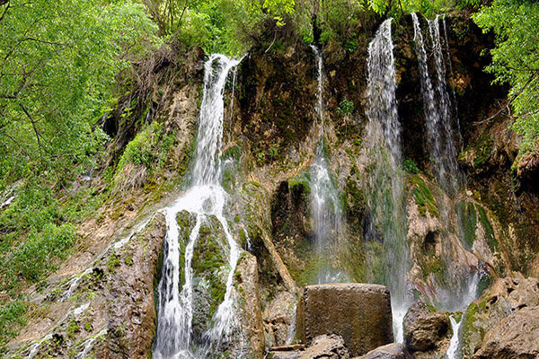 گلستان میں خوبصورت آبشاروں میں تفریح