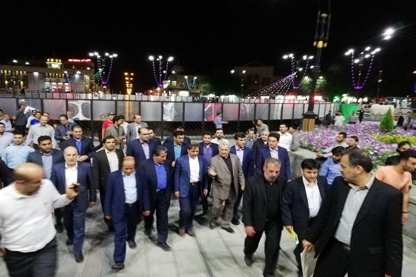 وزیر راه و شهرسازی از پیاده‌راه میدان مرکزی شهر همدان بازدید کرد