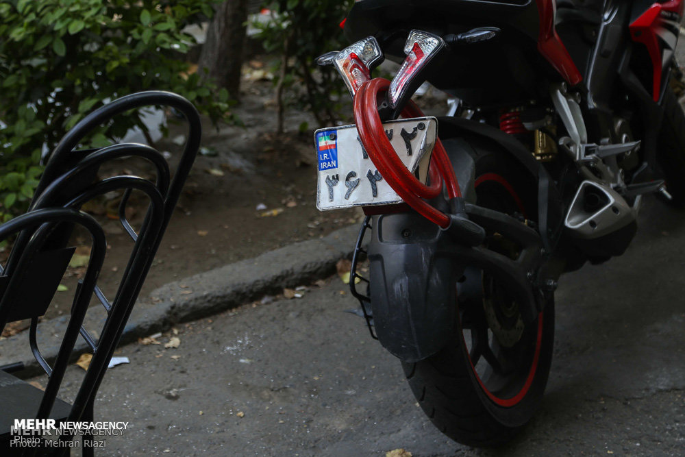 دستگیری موبایل قاپان با موتور سیکلت پلاک مخدوش
