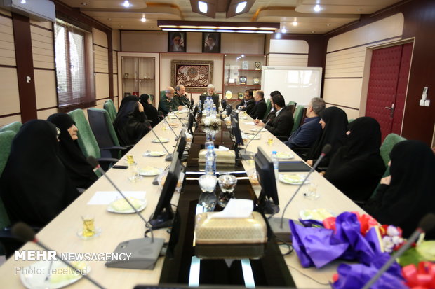 Families of martyrs meet with minister of defense