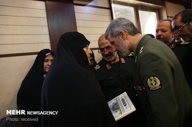 Families of martyrs meet with minister of defense