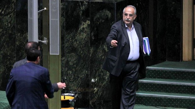 ایرانی پارلیمنٹ نے وزیر خزانہ مسعود کرباسیان کو عہدے سے برطرف کردیا