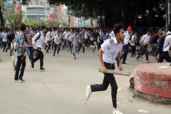 درگیری میان پلیس و تظاهرات‌کنندگان در بنگلادش/ ۵۰ نفر زخمی شدند